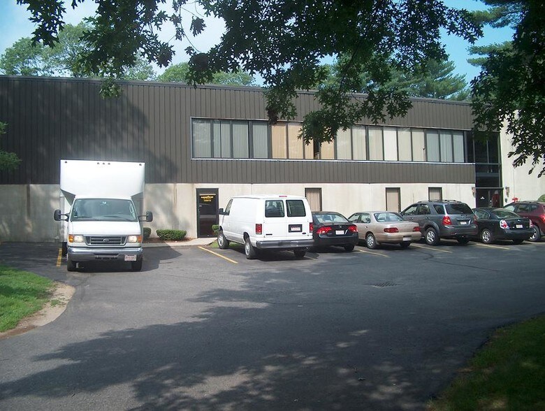 11 Brent Dr, Hudson, MA à vendre - Photo du bâtiment - Image 2 de 8