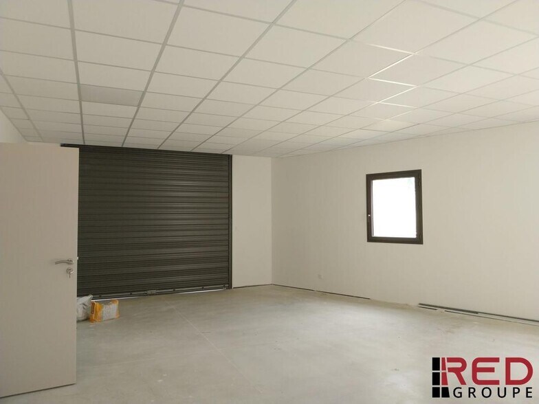 Industrial in Aix-en-Provence for lease - Interior Photo - Image 2 of 7