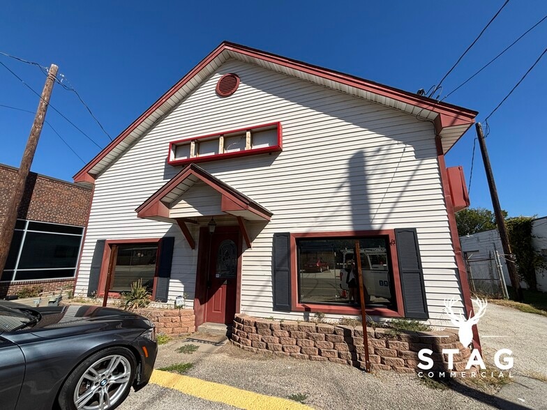 711 S Elm St, Denton, TX for lease - Building Photo - Image 2 of 18