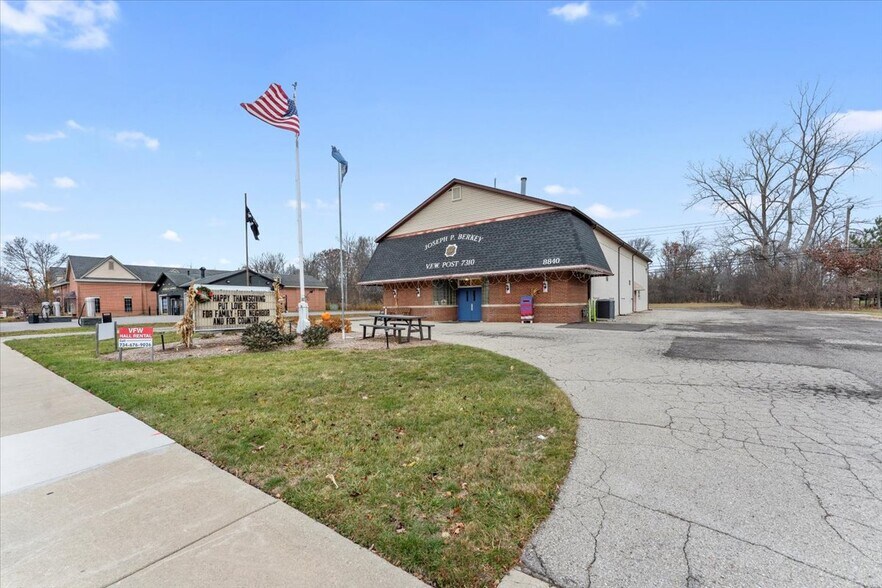 8840 Macomb St, Grosse Ile Township, MI à vendre - Photo du bâtiment - Image 2 de 19