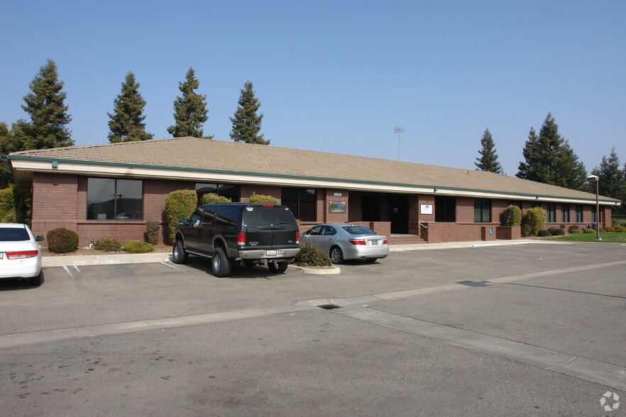 3924 W Caldwell Ave, Visalia, CA for lease - Primary Photo - Image 1 of 15