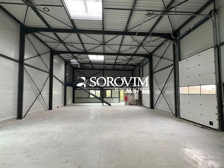 60 Chemin De La Petite Gare, Jons for lease - Building Photo - Image 2 of 8