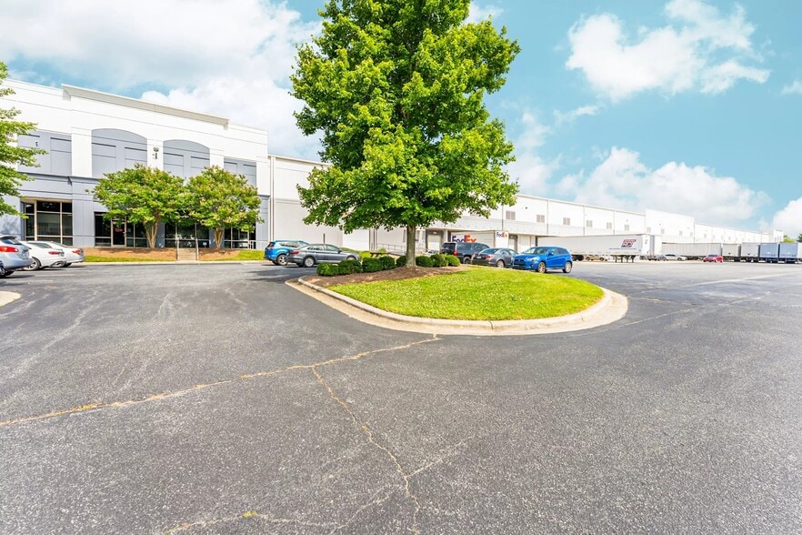 657 Brigham Rd, Greensboro, NC for lease - Building Photo - Image 3 of 24