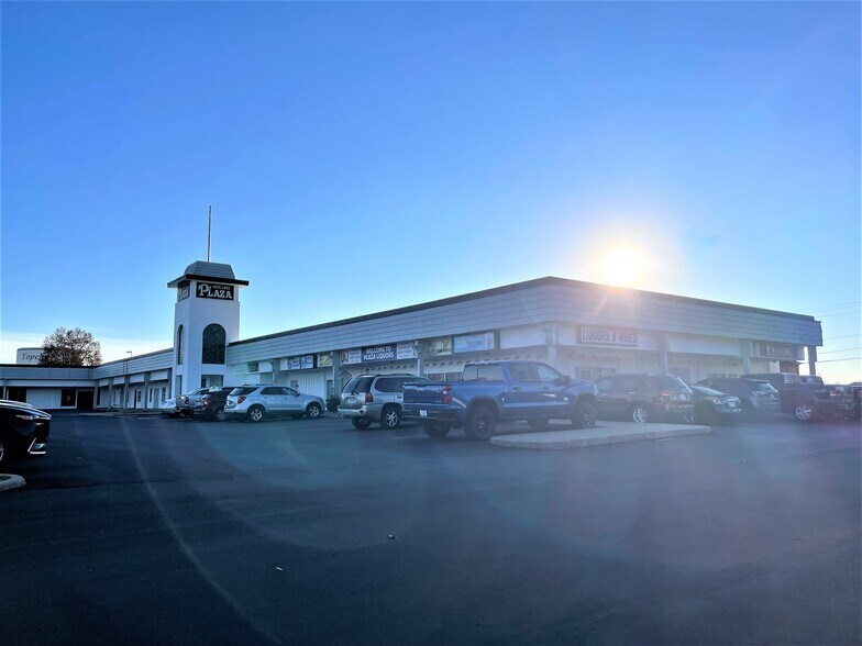 3701-3723 SW Plaza Dr, Topeka, KS à louer - Photo du bâtiment - Image 2 de 5