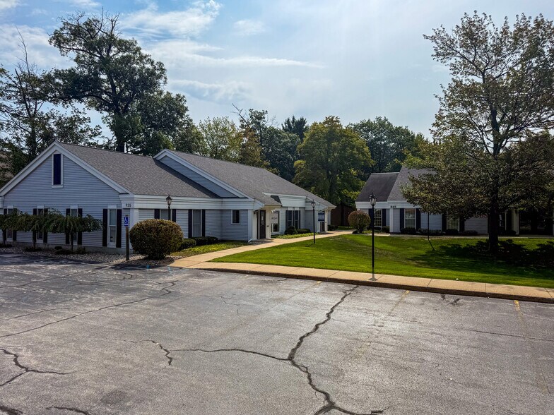 Colony Square portefeuille de 3 propriétés à vendre sur LoopNet.ca - Photo du bâtiment - Image 3 de 4