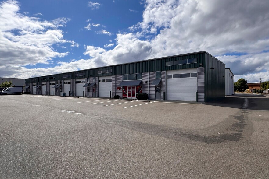 8024 River Dr SE, Tumwater, WA à louer - Photo du bâtiment - Image 2 de 3