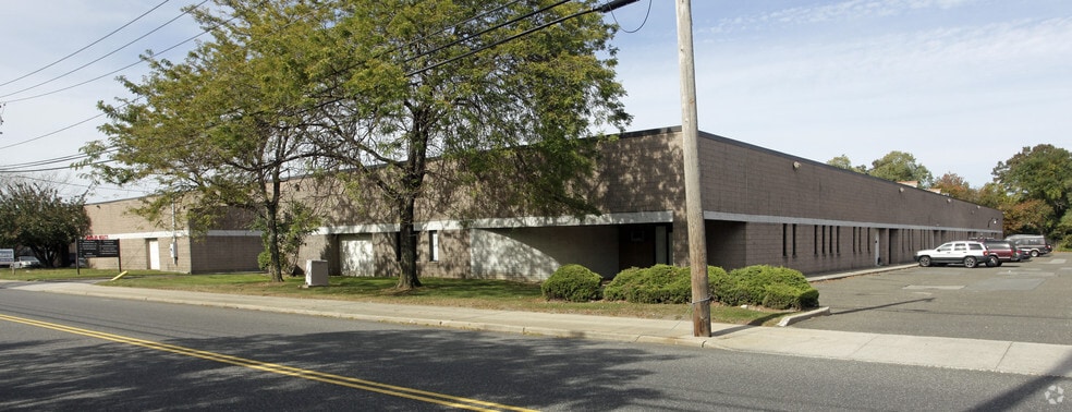 561 Acorn St, Deer Park, NY for lease - Building Photo - Image 2 of 19