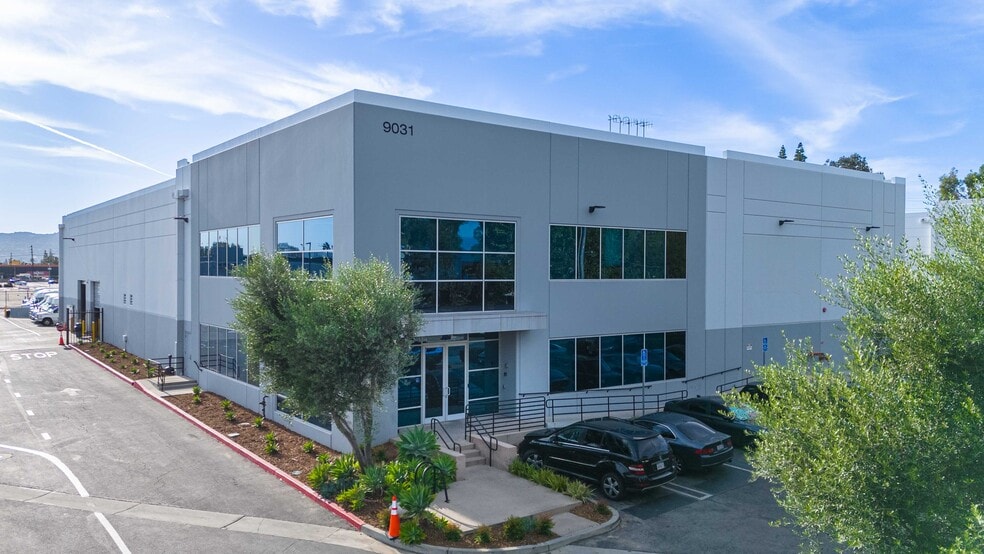 9031 N Lurline Ave, Chatsworth, CA for lease - Primary Photo - Image 1 of 60