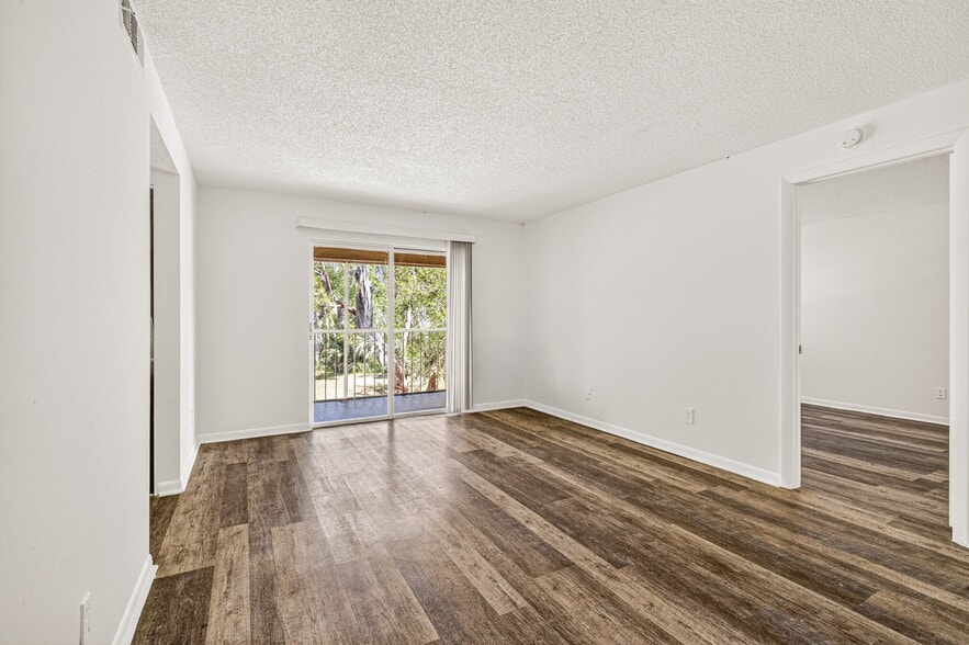 1656 Sunny Brook Lane portfolio of 6 properties for sale on LoopNet.ca - Building Photo - Image 3 of 15