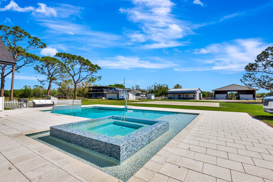 2400 Lorraine Rd, Sarasota, FL à vendre - Photo du bâtiment - Image 3 de 15