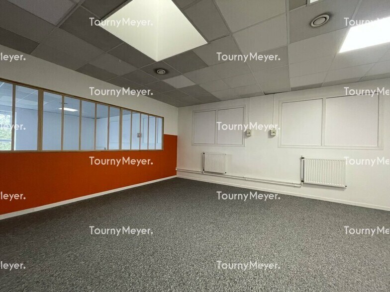 Office in Saint-Jacques-de-la-Lande for lease - Building Photo - Image 3 of 4