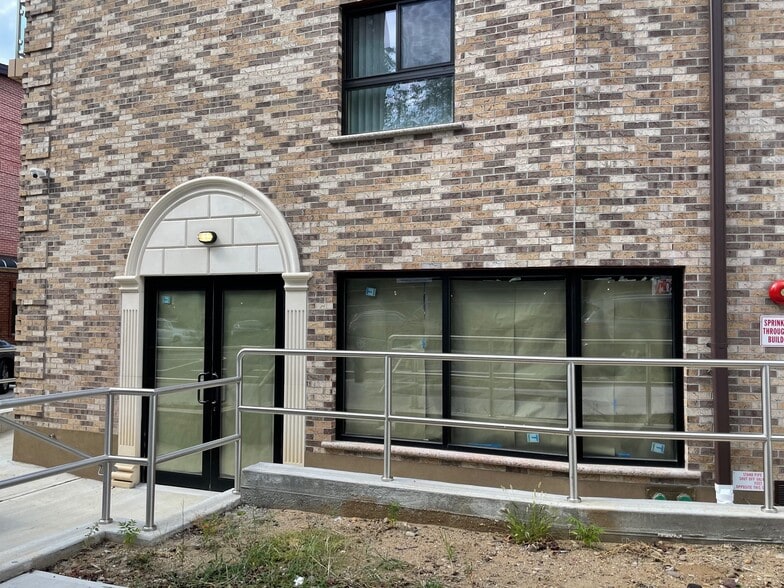 6316 102nd St, Rego Park, NY for lease - Primary Photo - Image 1 of 2