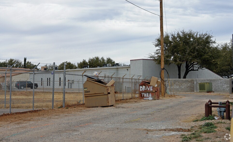 2817 John Ben Shepperd Pky, Odessa, TX à louer - Photo du bâtiment - Image 2 de 2