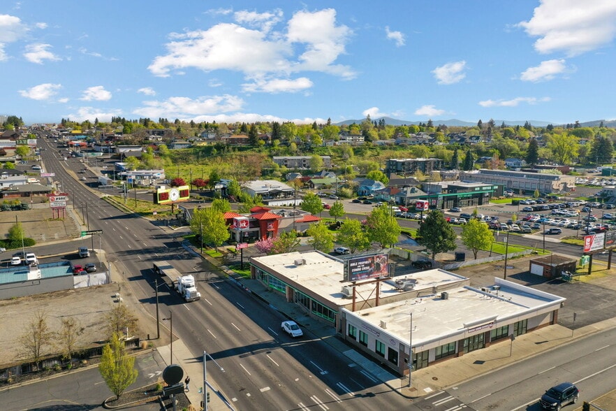 Division & Ruby Retail Assemblage portfolio of 1 properties for sale on LoopNet.ca - Aerial - Image 1 of 40