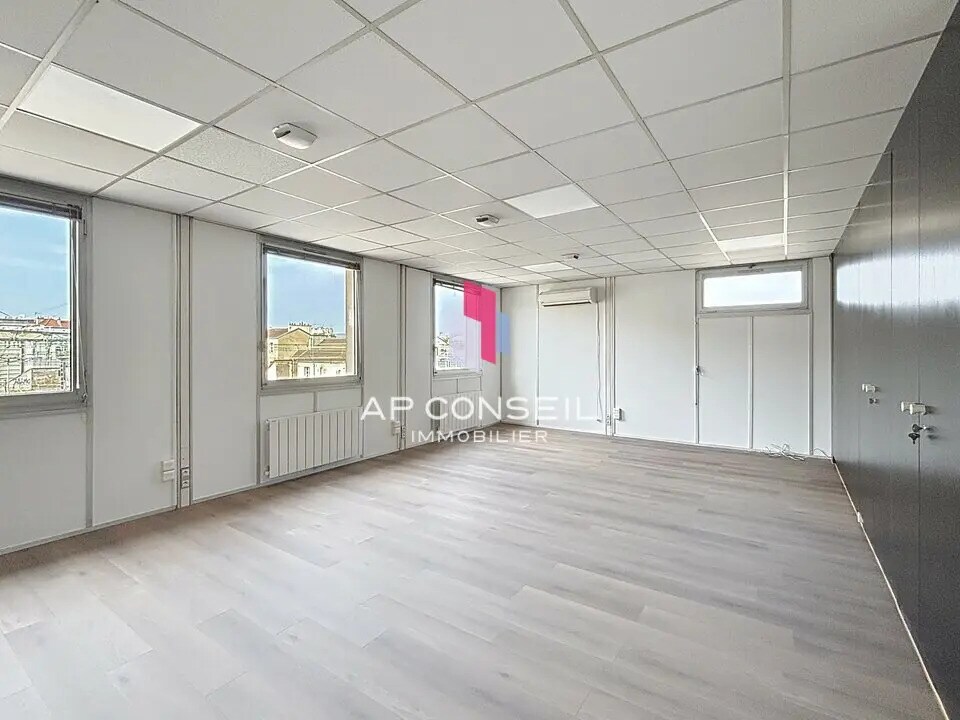 Office in Versailles for lease Interior Photo- Image 1 of 9
