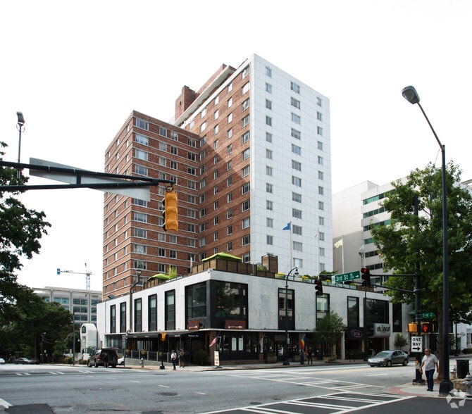 710 Peachtree St NE, Atlanta, GA à louer - Photo du bâtiment - Image 3 de 6