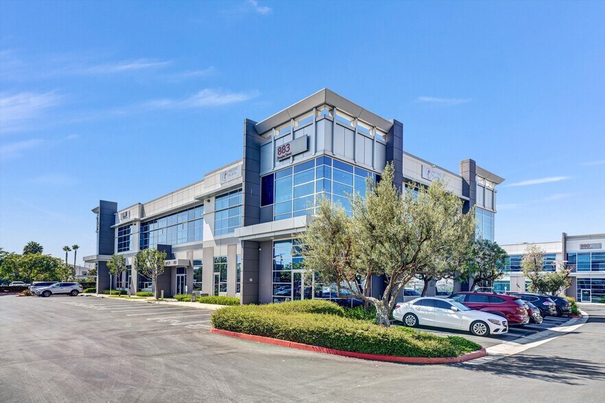 863-885 N Douglas St, El Segundo, CA à vendre - Photo du bâtiment - Image 2 de 33