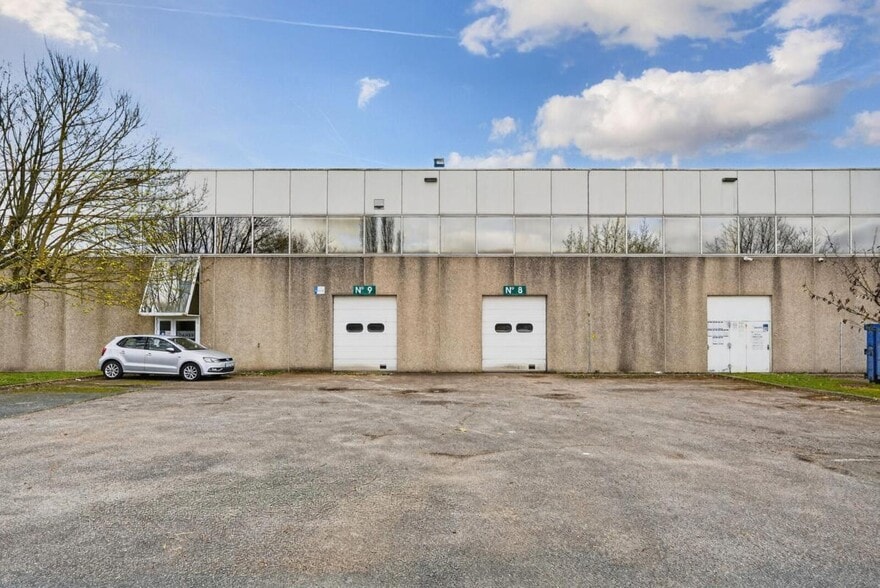 Flex in Coignières for lease - Building Photo - Image 3 of 4