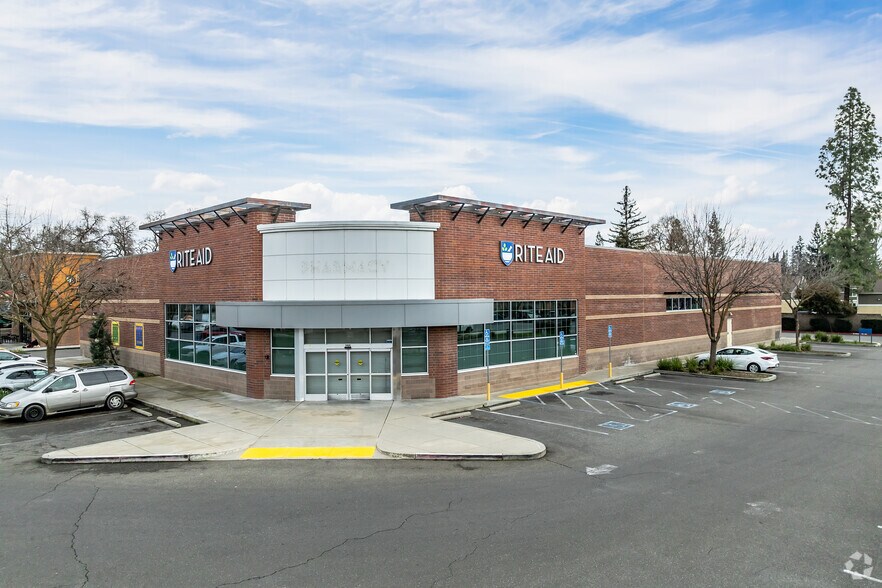 295 W Main St, Woodland, CA for lease - Primary Photo - Image 1 of 3