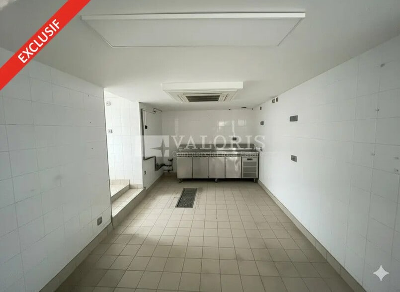 Retail in Lyon for lease - Interior Photo - Image 2 of 5