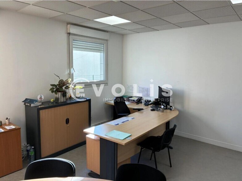 Flex in Morangis for lease - Interior Photo - Image 3 of 7