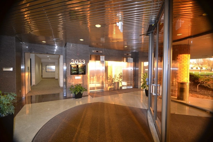 3033 Orchard Vista Dr SE, Grand Rapids, MI for lease - Interior Photo - Image 2 of 11