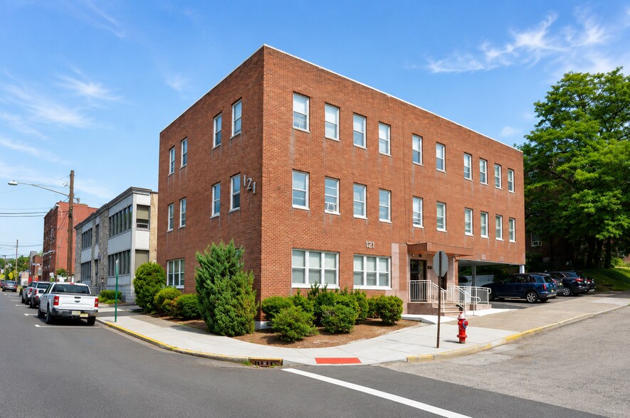 121 Cedar Ln, Teaneck, NJ à vendre - Photo du bâtiment - Image 2 de 16