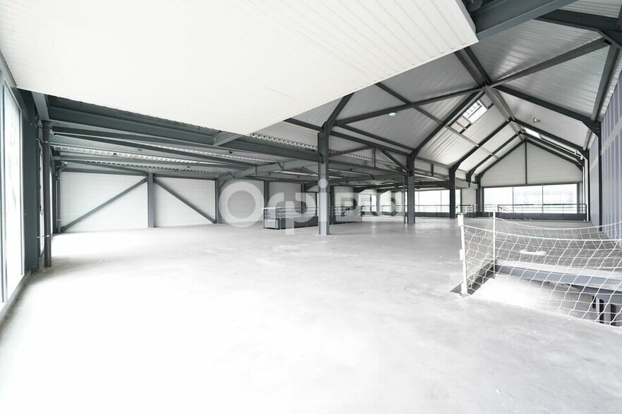 2 Rue Des Frères Louis Et Emile Bertrand, Vénissieux for sale - Interior Photo - Image 2 of 8