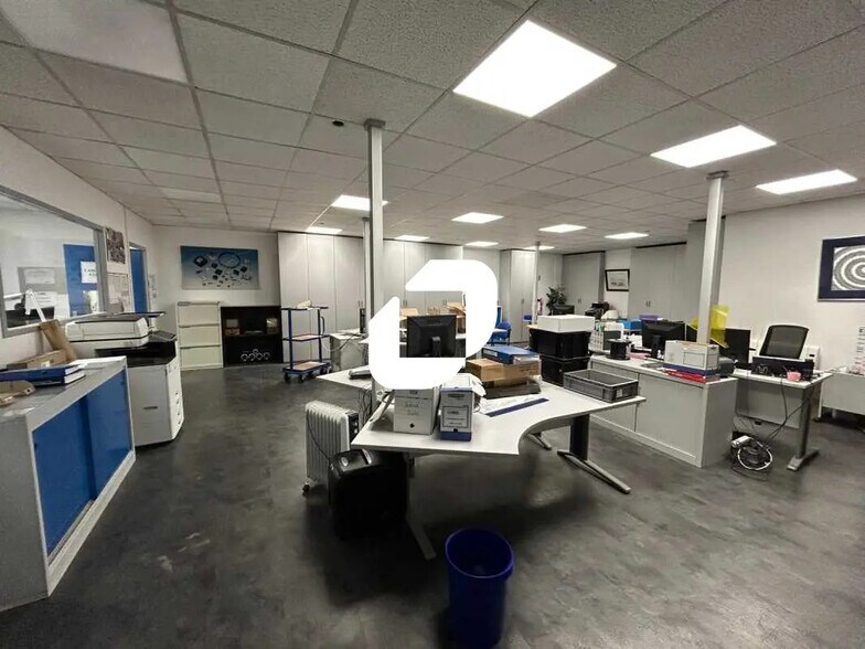 Office in Vitry-sur-Seine for lease - Building Photo - Image 2 of 11