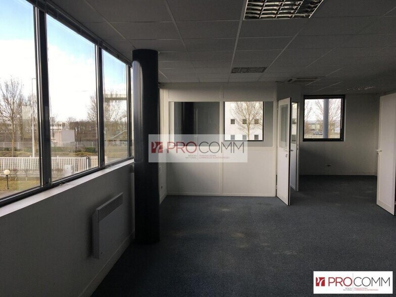 Office in Chartres for lease - Building Photo - Image 3 of 7