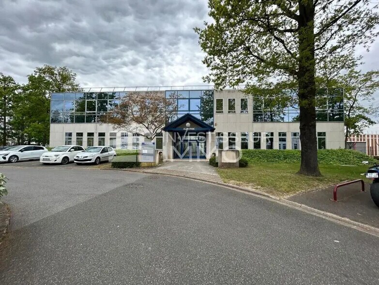 Bureau dans Éragny à louer - Photo du bâtiment - Image 2 de 9