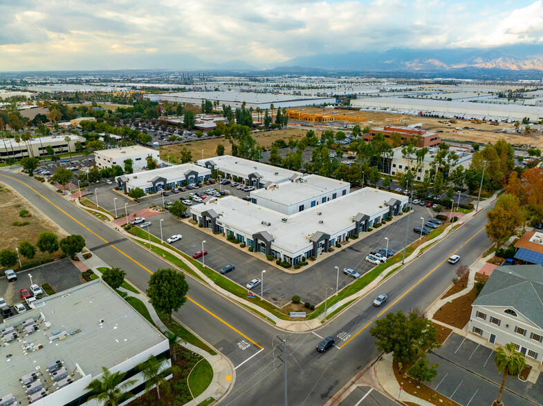 1902 Orange Tree Ln, Redlands, CA à louer - Photo du b timent - Image 3 de 12