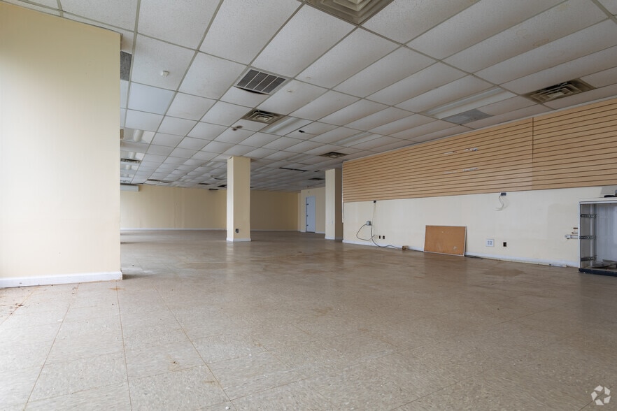 1267 Forest Ave, Staten Island, NY for lease - Interior Photo - Image 3 of 67