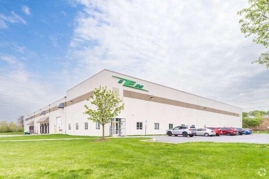 200 Cascade Dr, Allentown, PA for lease - Building Photo - Image 2 of 4