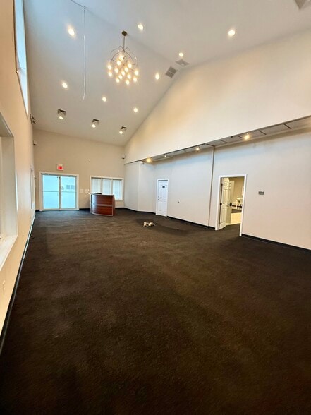 1376 US Route 1, Cape Neddick, ME for sale - Interior Photo - Image 3 of 21