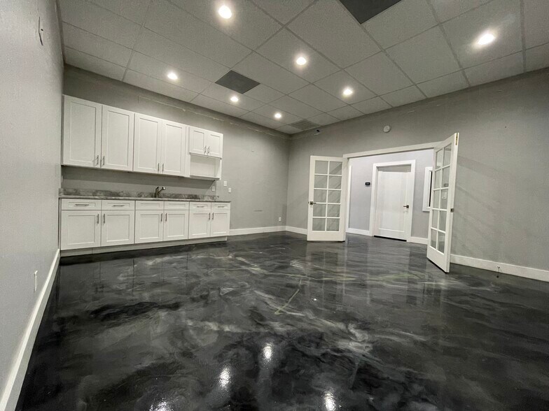 7050 Pennsylvania St, Fort Myers, FL à vendre - Photo intérieure - Image 2 de 5