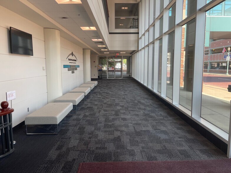 400 3rd St SE, Canton, OH à louer - Photo intérieure - Image 2 de 17