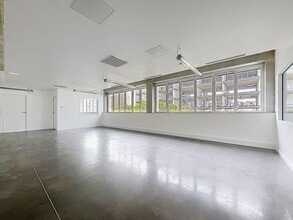 Office/Retail in Paris for lease Interior Photo- Image 2 of 7
