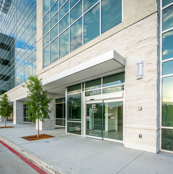 8731 Katy Fwy, Houston, TX à louer - Photo du bâtiment - Image 2 de 13