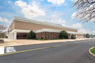 100 Neshaminy Mall, Bensalem PA - Entrepôt