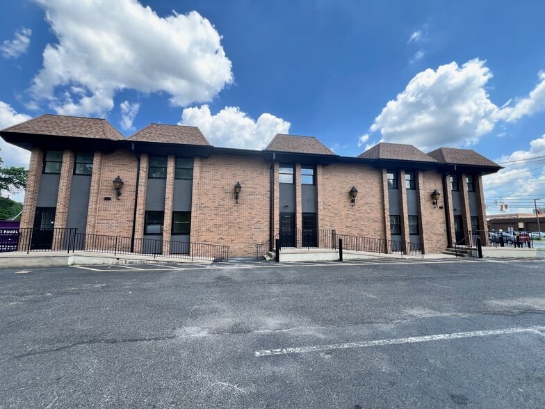 109 E Laurel Rd, Stratford, NJ à louer - Photo du bâtiment - Image 3 de 6