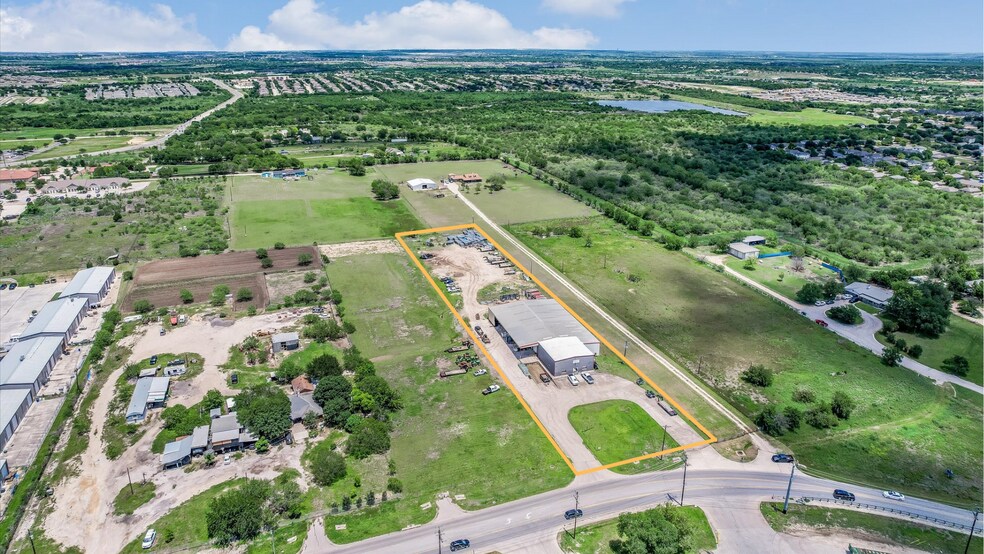 1251 Bunton Creek Rd, Kyle, TX à louer - Photo du bâtiment - Image 1 de 12