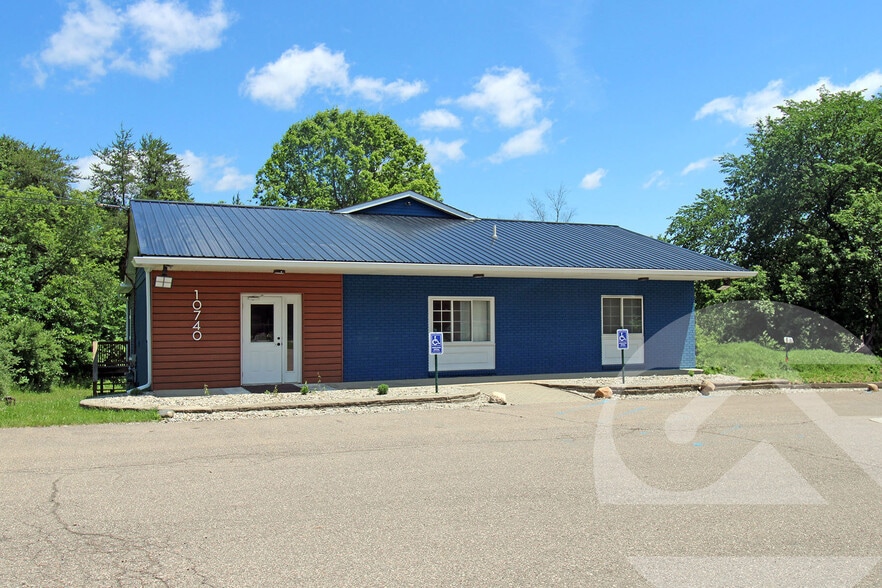 10740 Dixie Hwy, Davisburg, MI for lease - Building Photo - Image 1 of 5