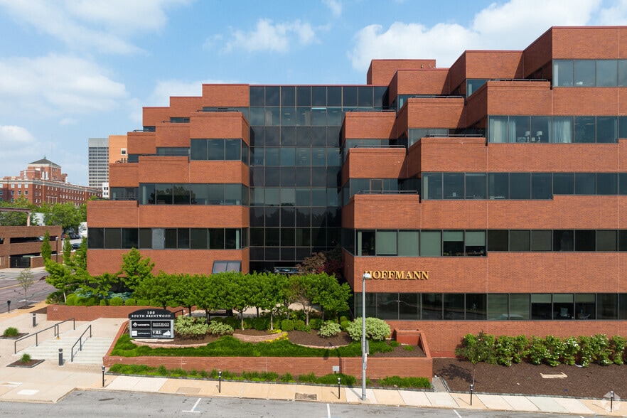 100 S Brentwood Blvd, Clayton, MO à louer - Photo du bâtiment - Image 2 de 7