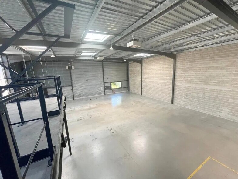 Industrial in Sartrouville for sale - Building Photo - Image 2 of 15