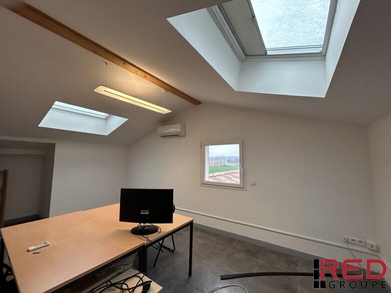 Office in Eguilles for lease - Interior Photo - Image 2 of 7
