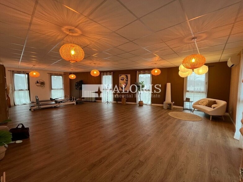 346 Chemin Des Déportés, Aix-en-Provence for lease - Interior Photo - Image 3 of 7