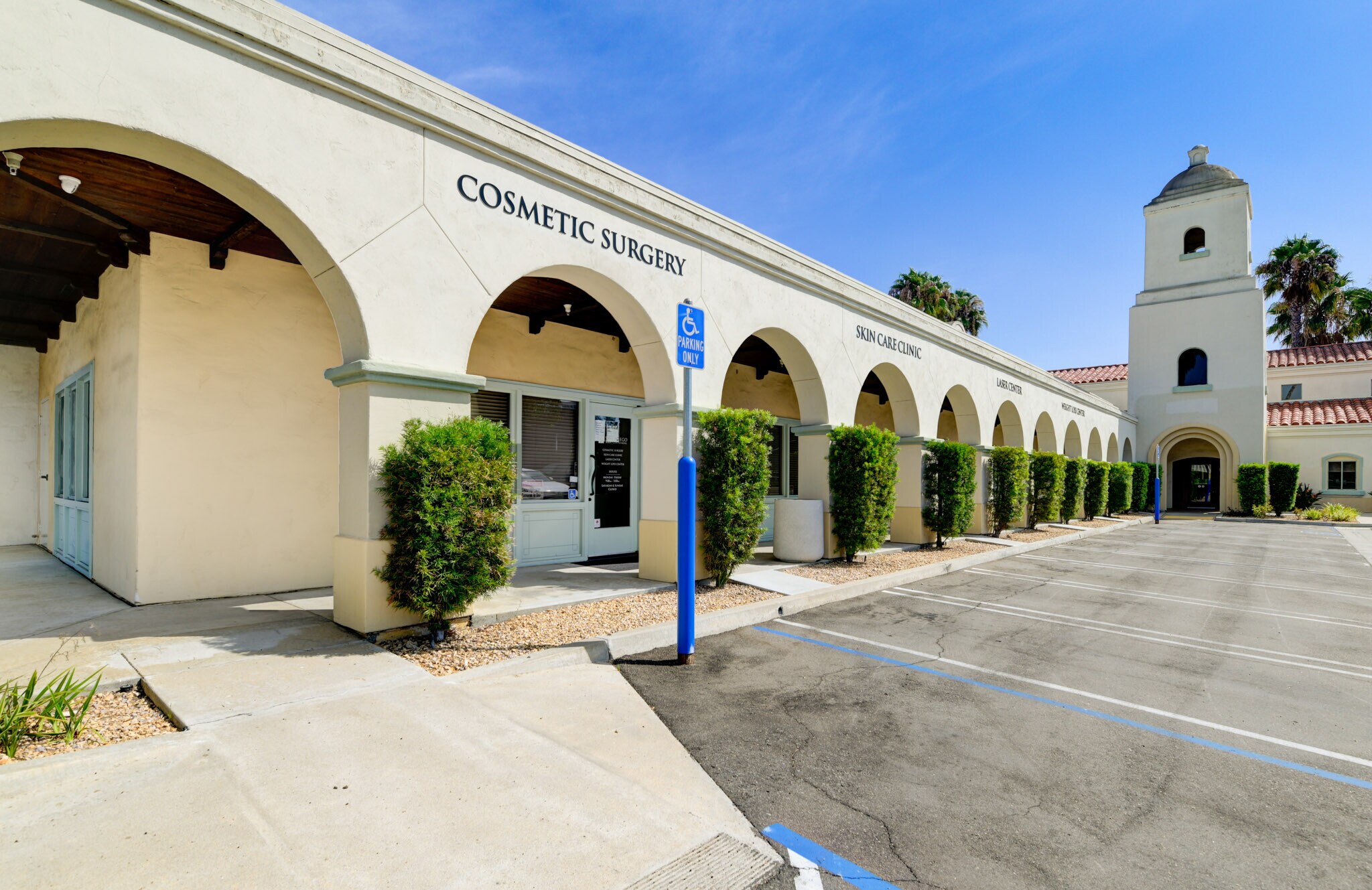 8690 Center Dr, La Mesa, CA à louer Photo du bâtiment- Image 1 de 14