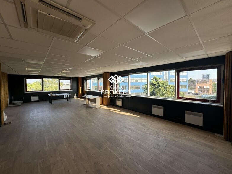 Office in Gennevilliers for lease - Interior Photo - Image 3 of 3