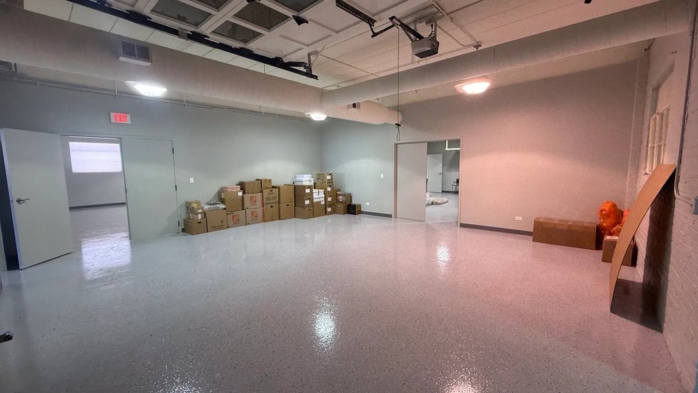 8114 Ridgeway Ave, Skokie, IL for sale - Interior Photo - Image 3 of 12